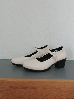 Womens Classic Mary Jane Block Heel Shoes in Cream